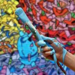 В Минске парень и девушка ночью разрисовали автомобили и киоск