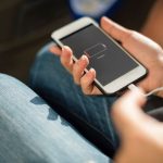 Ученые провели эксперимент с беспроводной и проводной зарядкой