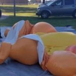 В США мужчина «зарезал» надувного «малыша-Трампа»