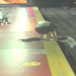 Мужчина смотрел в телефон и упал на рельсы в метро