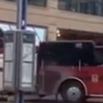 В Канаде мужчина пытался давить людей на угнанной пожарной машине