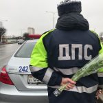 Цветы для автоледи: сотрудники ГАИ УВД Оршанского райисполкома поздравили женщин с 8 марта