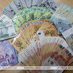 Оршанка нашла на остановке почти 30 тысяч долларов. Все деньги она принесла в милицию