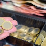 Чтобы скрыть недостачу продавец из Барани положила в кассу поддельные деньги