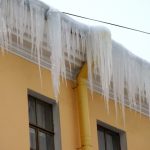 МЧС предупреждает: осторожно возможно падение снежных масс и сосулек с крыш!