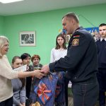 Правоохранители и юные патриоты оказали благотворительную помощь
