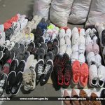 Чтобы избежать уплаты таможенных платежей литовский перевозчик спрятал новые часы, сумки и обувь в б/у одежде. Незадекларированные товары стоимостью более 190 тыс. рублей обнаружили витебские таможенники