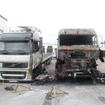 Из-за неисправности электрической системы сгорел «МАЗ». Стоявший рядом «Volvo» поврежден