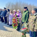 И время добавляет в списки Еще кого-то кого нет… И ставит, ставит обелиски…