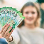 Лишение несовершеннолетнего лица в возрасте от 14 до 18 лет права распоряжаться своими доходами