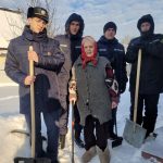Таможня спешит на помощь: витебские таможенники помогли пенсионерке справиться со снежной стихией