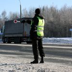 Сотрудник Витебской таможни пришел на помощь водителю в сильный мороз